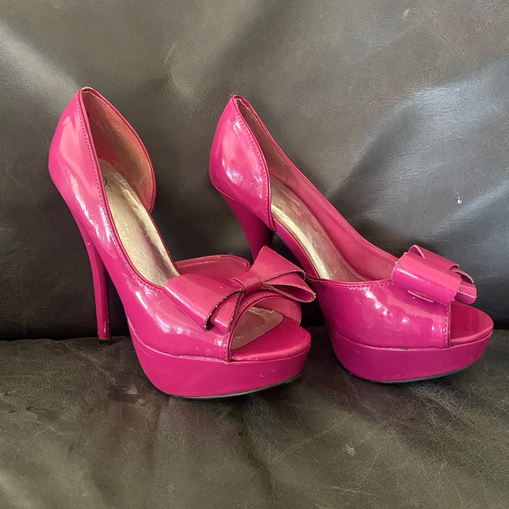 Delicious pink fuchsia peep toe pumps with bow! Size 7